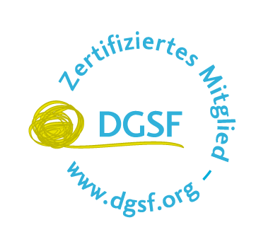 Logo der DGSF mit dem Text "Zertifiziertes Mitglied" und einer gelben Spirale.
