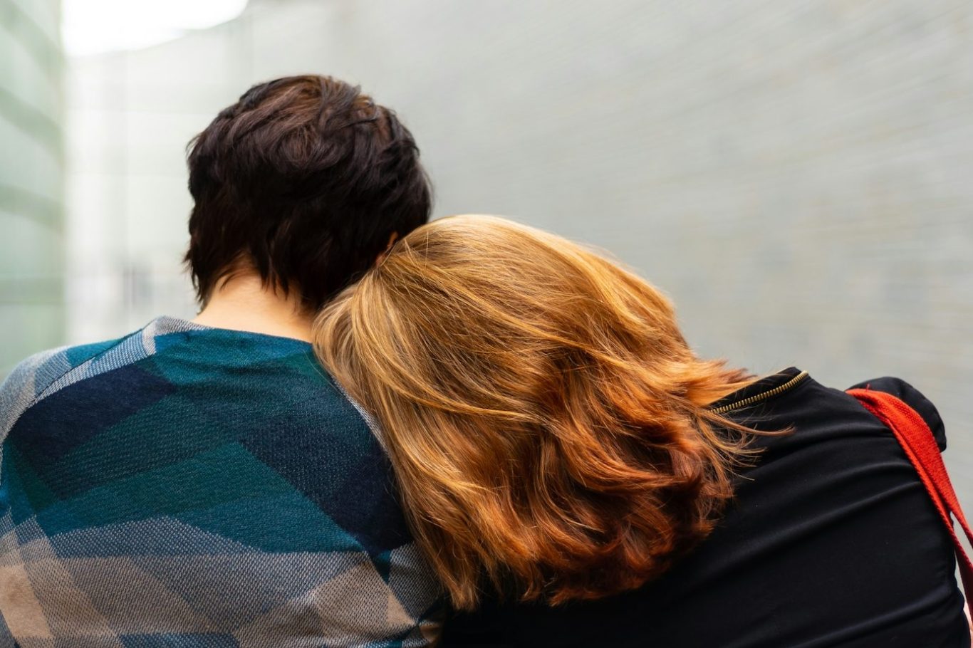 Gruppierung von Händen, die in die Höhe gestreckt sind, als Zeichen von Einheit und Freude.