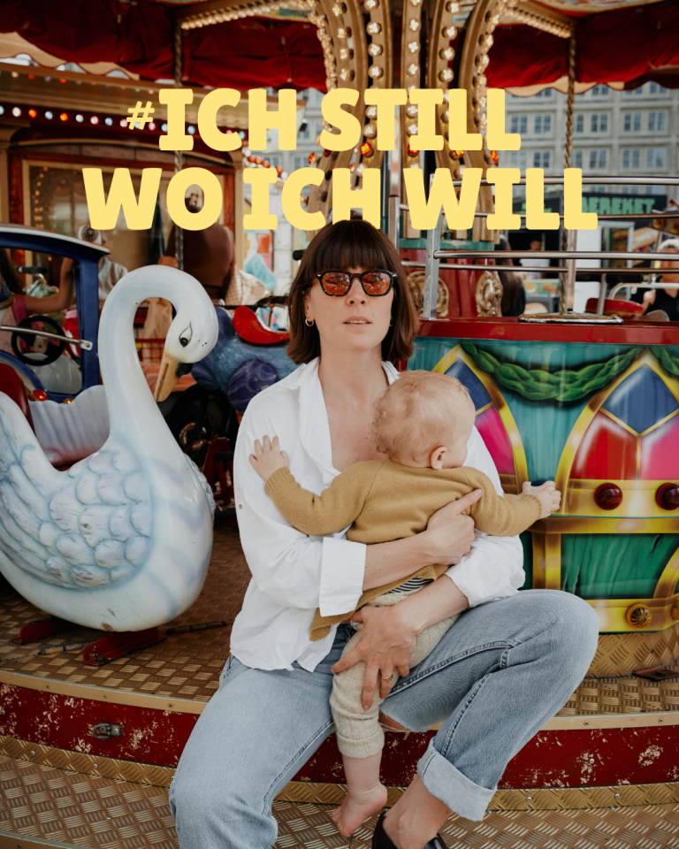 Foto: Lovis Trummer, Hautnah Shooting Frau mit Sonnenbrille hält ein Kleinkind, im Hintergrund ein Karussell. Text: #ICHSTILLWOICHWILL.