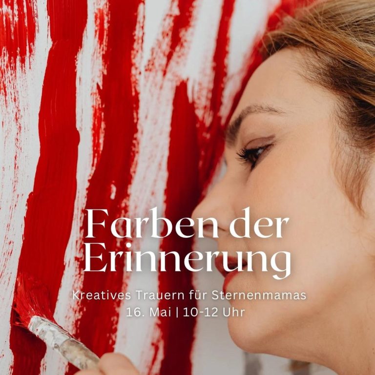 Eine Mutter hält ihr schlafendes Baby liebevoll in den Armen.