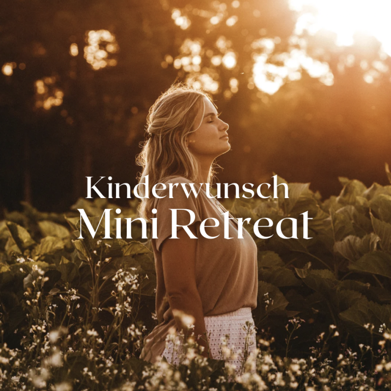 Schwangere Frau sitzt mit gefalteten Händen im Schneidersitz und lächelt entspannt.