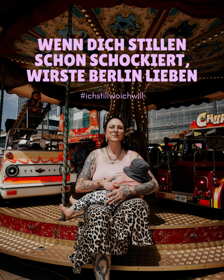 Foto: Lovis Trummer, Hautnah Shooting Frau stillt ein Baby auf einem Karussell vor bunten Fahrgeschäften in Berlin.