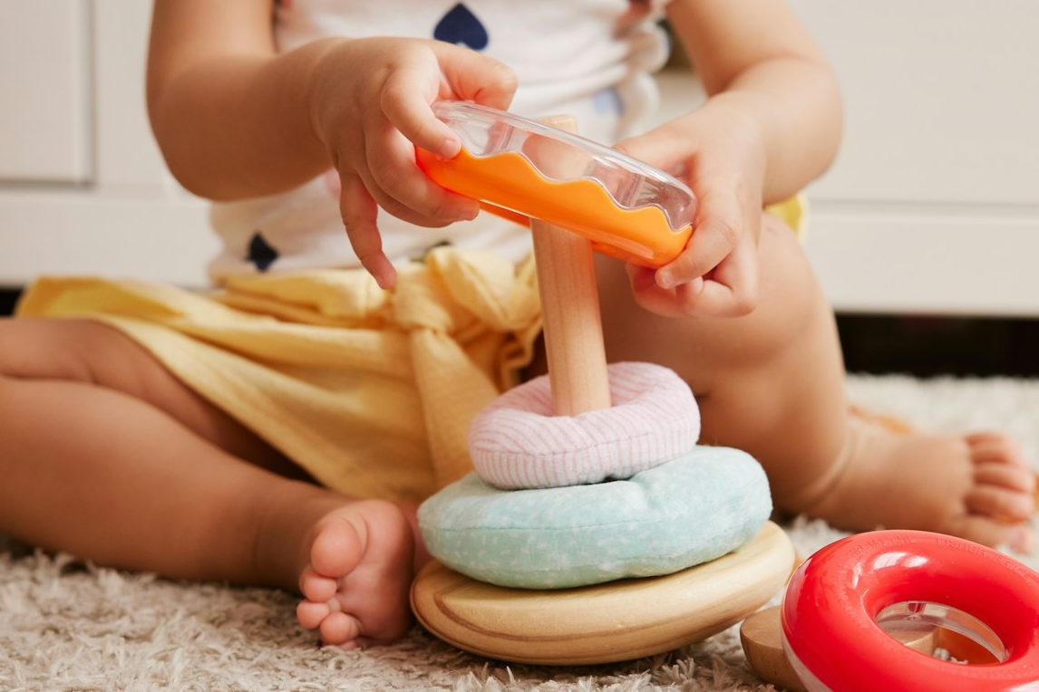 Fünf Frauen in weißen Oberteilen lächeln und schauen von oben in die Kamera.