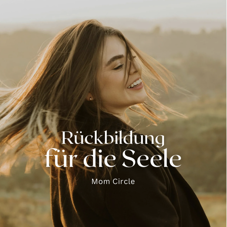 Rückbildung für die Seele - Embodiment Workshop Eine Mutter hält ihr schlafendes Baby liebevoll in den Armen.