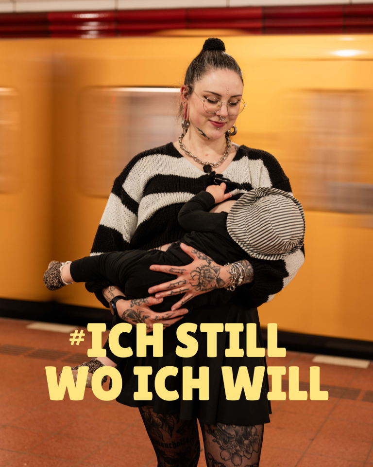 Foto: Anna-Lena Erdogan, Lena Linse Fotografie Frau mit Tatoos stillt ihr schlafendes Baby vor einer heranfahrenden U-Bahn. Schriftzug: Ich Still Wo Ich Will.