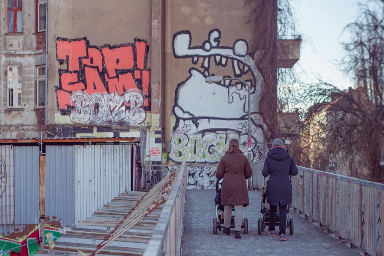 Frau formt mit ihren Händen ein Herz vor ihrem schwangeren Bauch